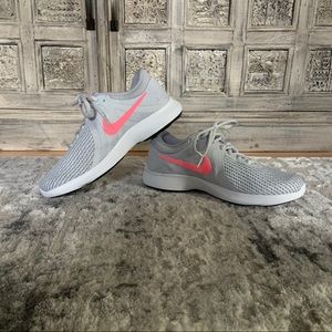 Women’s Nike tennis shoe
